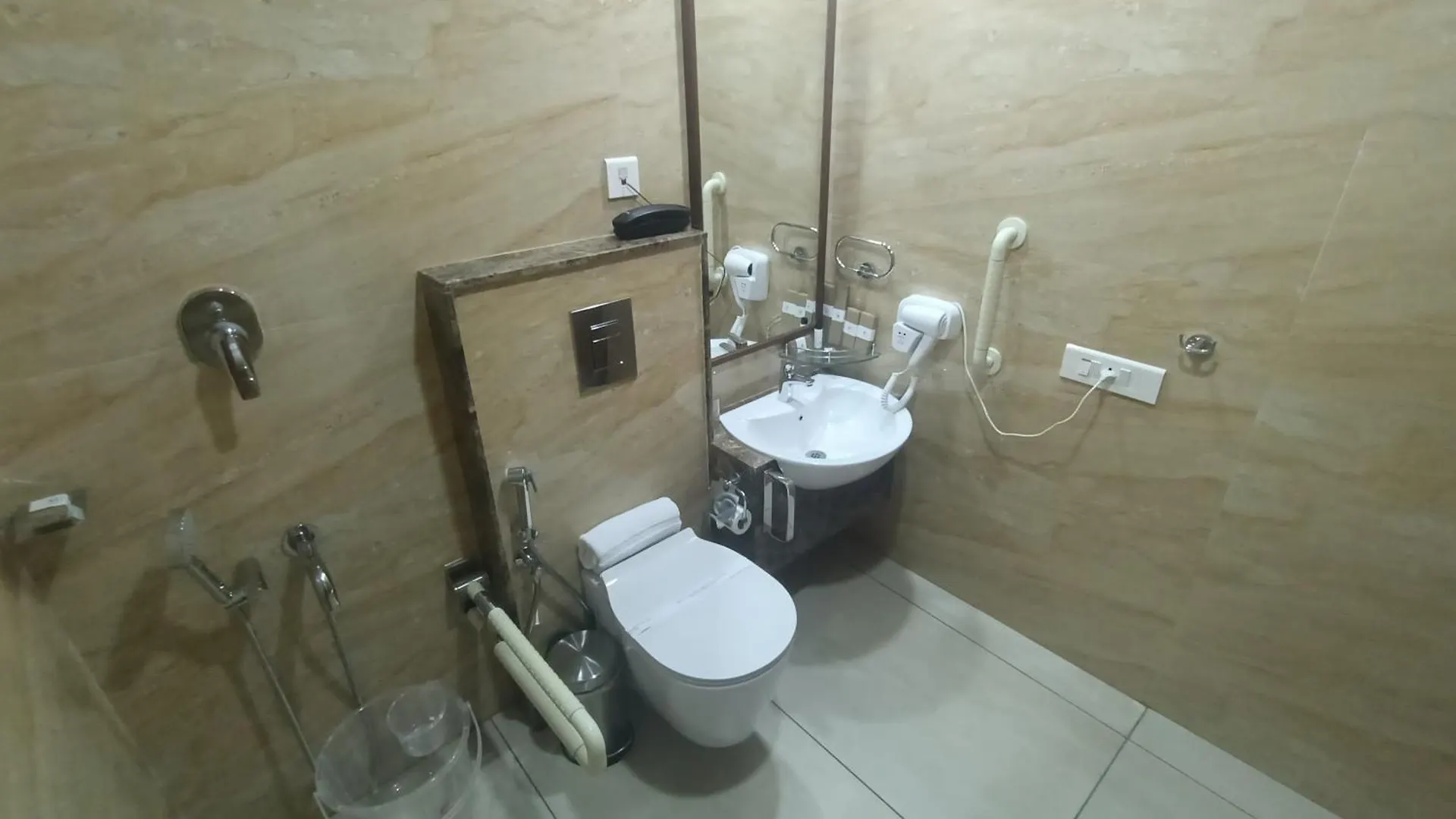 Hotel Seashell - Marine Drive Kochi India